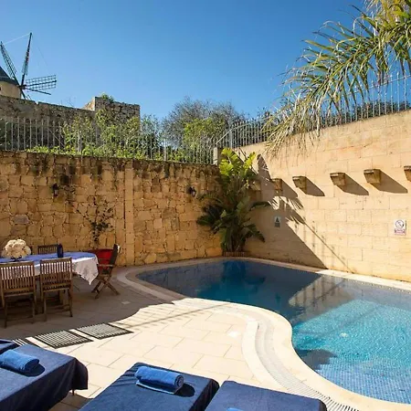 Betty Cake House & Pool Couette-café Qala