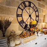 Betty Cake House & Pool B&B Qala