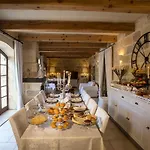Betty Cake House & Pool 4* Qala